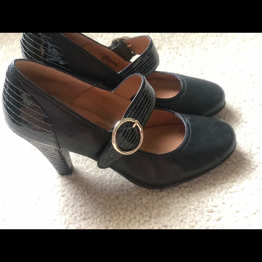 Sofft closed toe heels